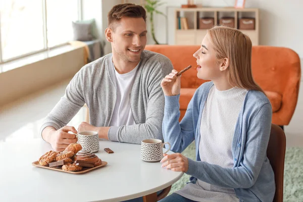 Jovem Casal Comer Chocolate Saboroso Casa — Fotografia de Stock