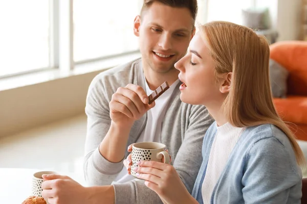 Jovem Casal Comer Chocolate Saboroso Casa — Fotografia de Stock