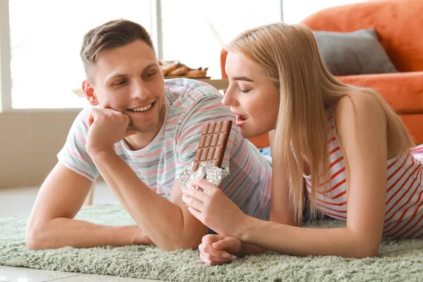 Junges Paar Isst Leckere Schokolade Hause — Stockfoto