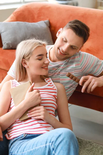 Pareja Joven Comiendo Sabroso Chocolate Casa —  Fotos de Stock