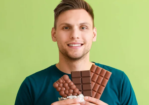 Joven Guapo Con Sabroso Chocolate Sobre Fondo Color — Foto de Stock