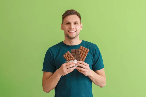 Jovem Bonito Com Chocolate Saboroso Fundo Cor — Fotografia de Stock