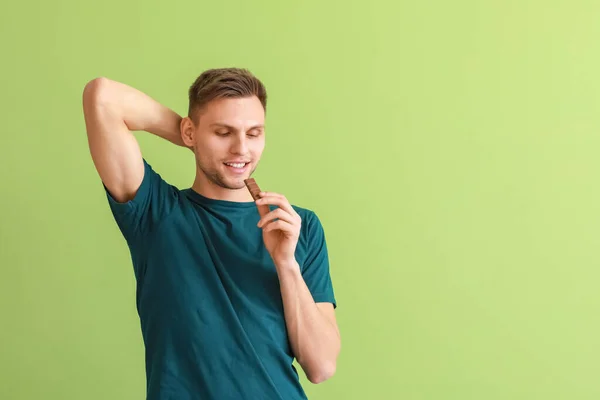 Knappe Jongeman Met Lekkere Chocolade Kleur Achtergrond — Stockfoto