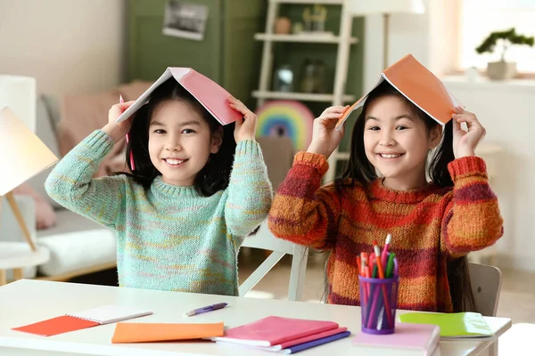 Cute Asian Sisters Textbooks Table Room — Stock Photo, Image