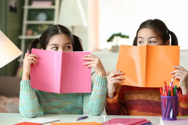 Lindas Hermanas Asiáticas Con Libros Texto Sentadas Mesa Habitación — Foto de Stock