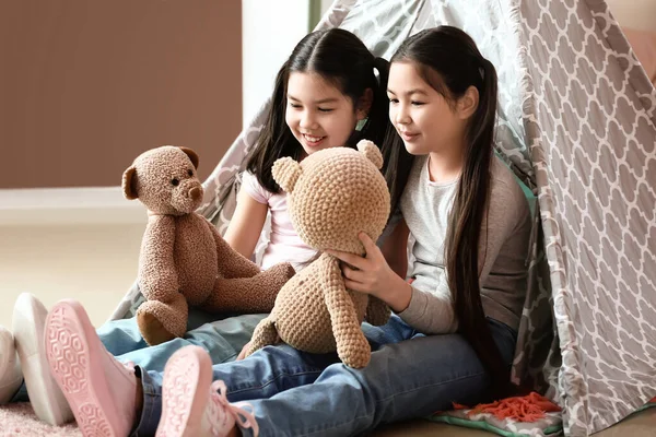 Söta Asiatiska Systrar Leker Med Leksaker Hemma — Stockfoto