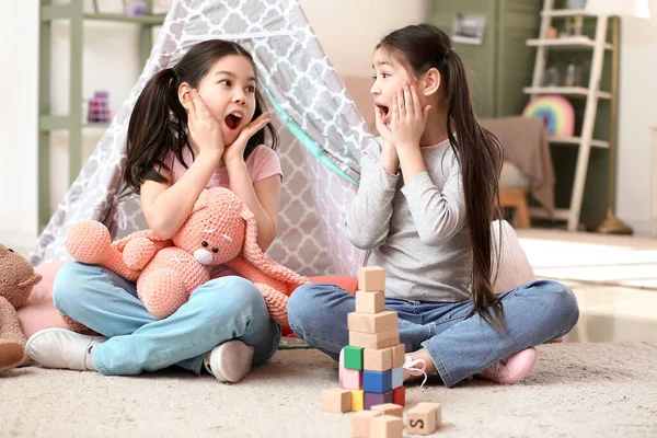 Shocked Asian Sisters Playing Home — Stock Photo, Image