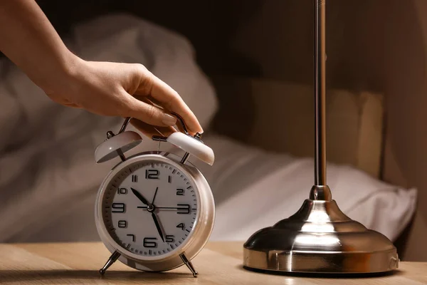 Kadın Gece Yatak Odasında Çalar Saati Kapatıyor Kapatıyor — Stok fotoğraf