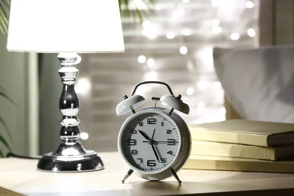 Wecker Mit Lampe Und Büchern Auf Dem Tisch Schlafzimmer Nachts — Stockfoto