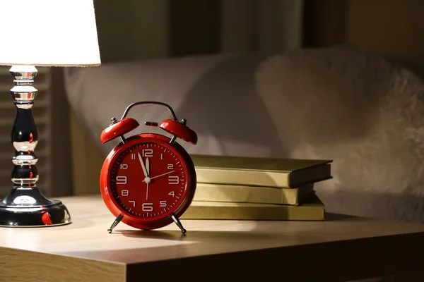 Reloj Despertador Con Lámpara Libros Sobre Mesa Dormitorio Por Noche — Foto de Stock