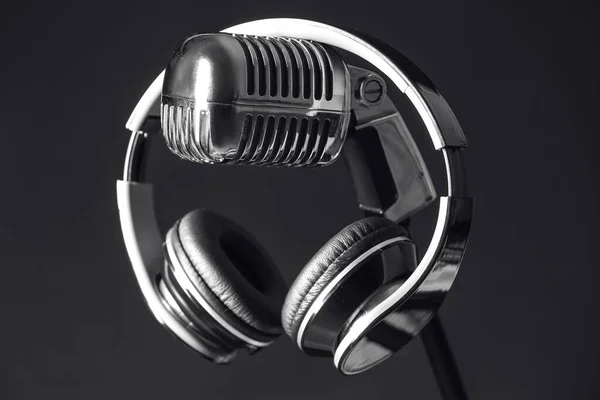 Retro Mikrofon Moderní Sluchátka Tmavém Pozadí — Stock fotografie