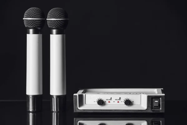 Moderne Microfoons Audiosysteem Donkere Achtergrond — Stockfoto