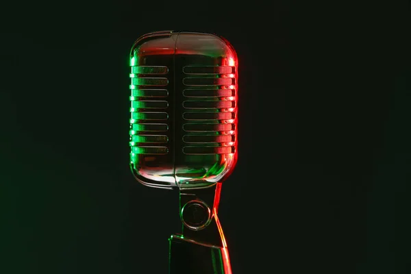 Mikrofon Retro Ciemnym Tle Koloru — Zdjęcie stockowe