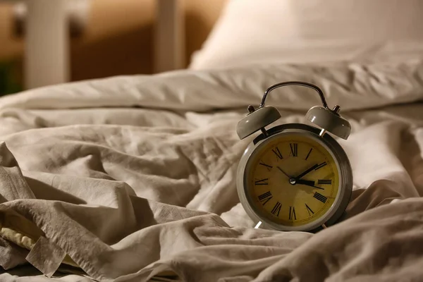 Reloj Despertador Cama Por Noche — Foto de Stock