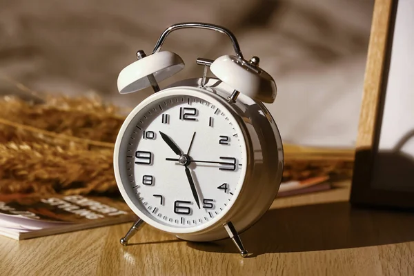 Reloj Despertador Mesa Dormitorio Por Noche Primer Plano — Foto de Stock