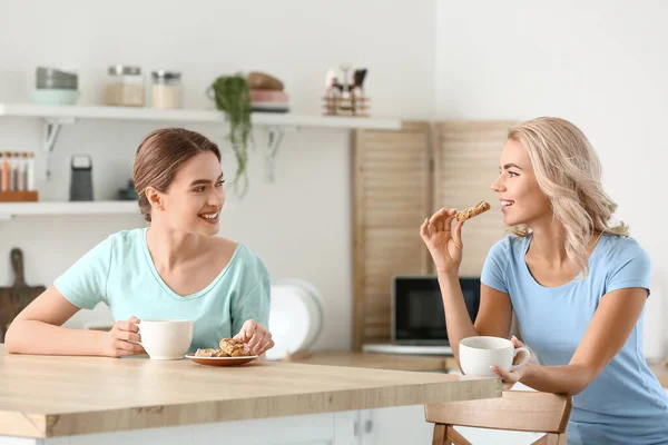 Beautiful Young Sisters Eating Cookies Kitchen — Stock Photo, Image