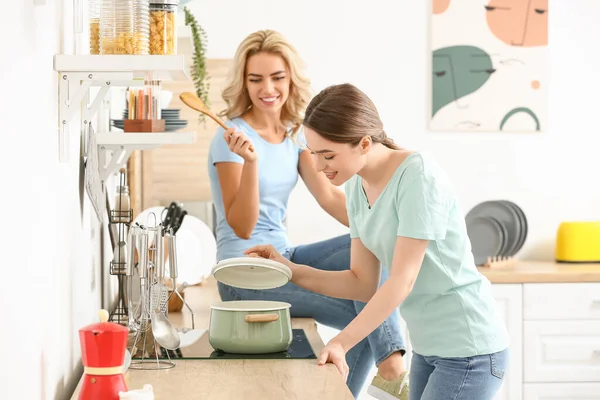 Beautiful Young Sisters Cooking Soup Kitchen — Stock Photo, Image