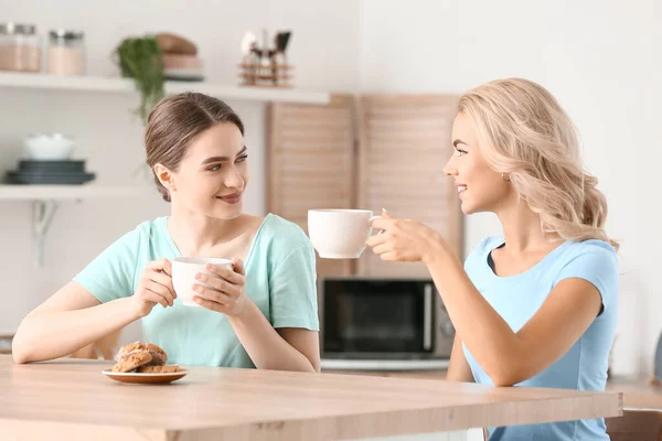 Beautiful Young Sisters Drinking Tea Kitchen — Stock Photo, Image
