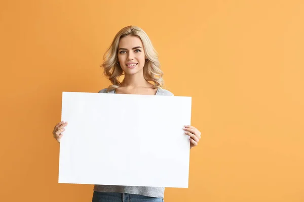 Hermosa Joven Con Cartel Blanco Sobre Fondo Color — Foto de Stock