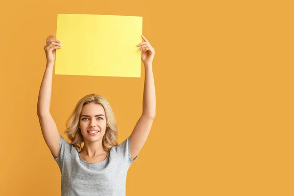 Mulher Bonita Com Folha Papel Branco Fundo Cor — Fotografia de Stock