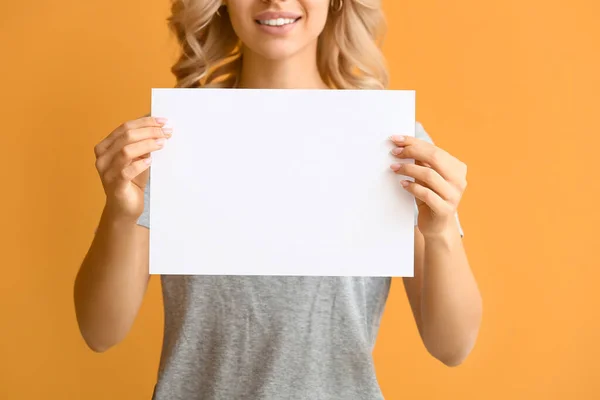 Young Woman Blank Paper Sheet Color Background — Stock Photo, Image