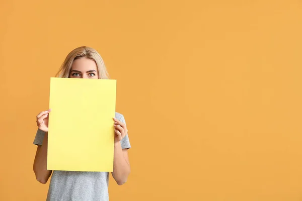 Young Woman Blank Paper Sheet Color Background — Stock Photo, Image