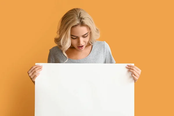 Hermosa Joven Con Cartel Blanco Sobre Fondo Color — Foto de Stock