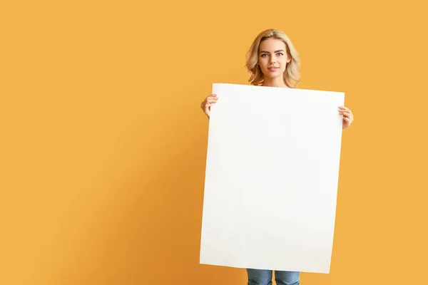 Hermosa Mujer Joven Con Hoja Papel Blanco Sobre Fondo Color — Foto de Stock