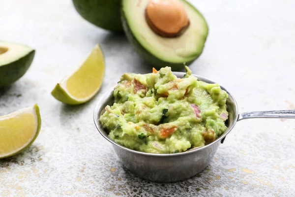 Schale Mit Leckerem Guacamole Und Limette Auf Hellem Hintergrund Nahaufnahme — Stockfoto