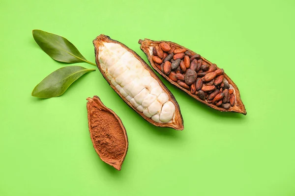 Färsk Kakao Frukt Bönor Och Pulver Färg Bakgrund — Stockfoto
