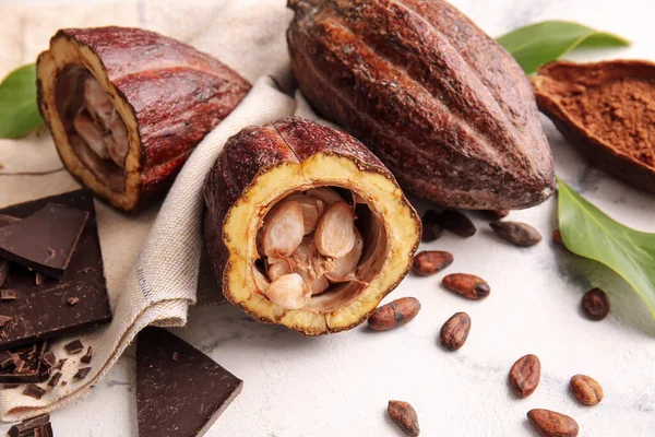 Frutas Frescas Cacao Frijoles Chocolate Sobre Fondo Claro — Foto de Stock