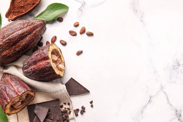 Frutas Frescas Cacao Frijoles Polvo Chocolate Sobre Fondo Claro — Foto de Stock