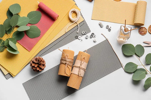 Gri arkaplanda el yapımı mumlar