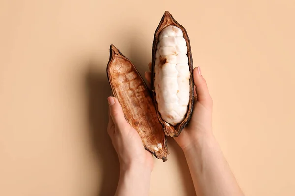 Mujer Sosteniendo Fruta Fresca Cacao Sobre Fondo Color —  Fotos de Stock