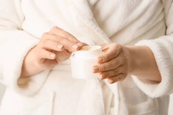 Mujer Sosteniendo Frasco Con Manteca Karité Primer Plano —  Fotos de Stock