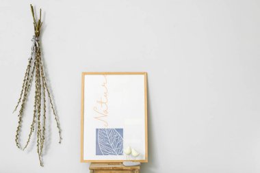 Söğüt dalları ve ışık duvarının yanındaki resim