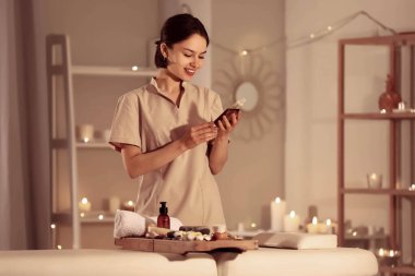 Spa salonunda kadın masaj terapisti.