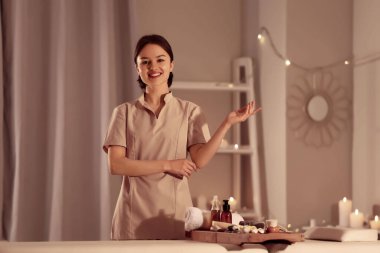 Spa salonunda kadın masaj terapisti.