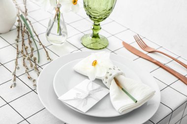 Narsisli çiçekli güzel bir masa.