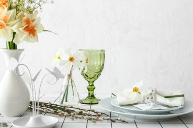 Narsisli çiçekli güzel bir masa.