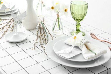 Narsisli çiçekli güzel bir masa.