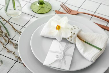 Narcissus çiçekli güzel bir masa.