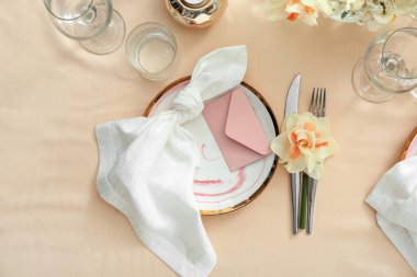 Narsisli çiçekli güzel bir masa.