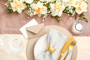 Narsisli çiçekli güzel bir masa.