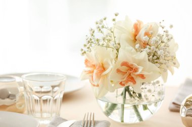 Narsisli çiçekli güzel bir masa.