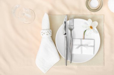 Narcissus çiçekli güzel bir masa.