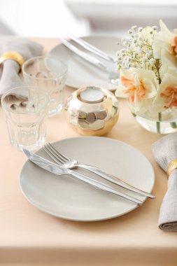 Narsisli çiçekli güzel bir masa.