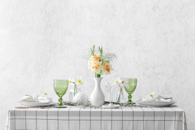 Narsisli çiçekli güzel bir masa.