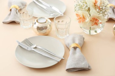 Narsisli çiçekli güzel bir masa.