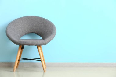 Renk duvarının yanındaki modern koltuk